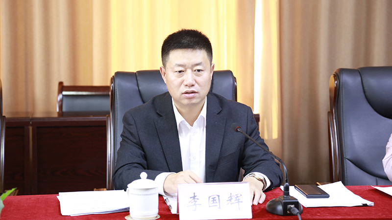 区委常委,常务副区长李国辉在会上讲话