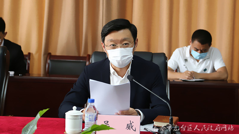 区委常委,副区长吴威在会上讲话