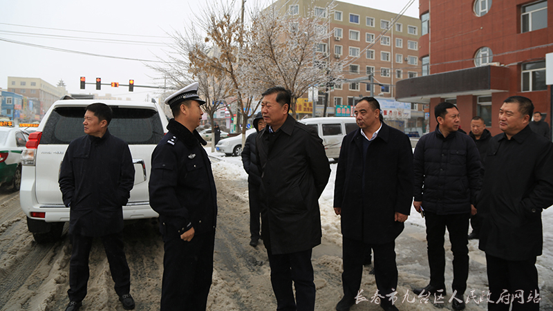 区委书记闫旭检查道路交通安全工作